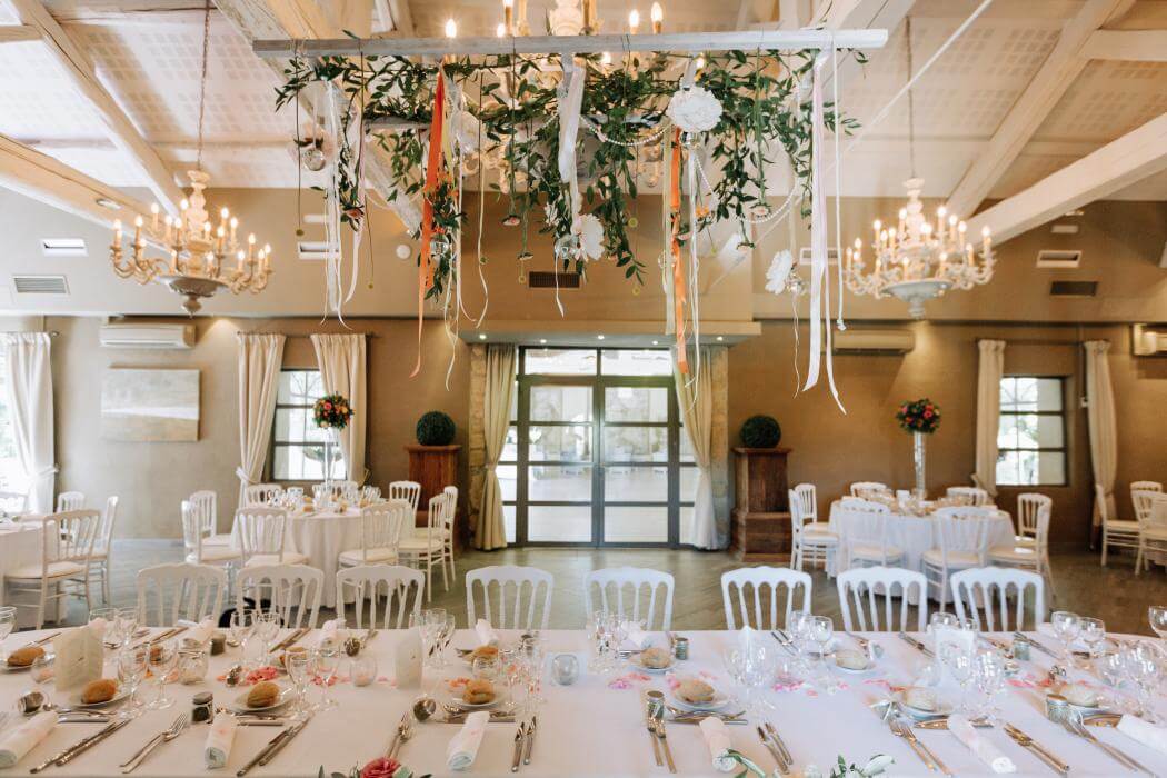 Salle de réception de mariage, dressée et fleurie