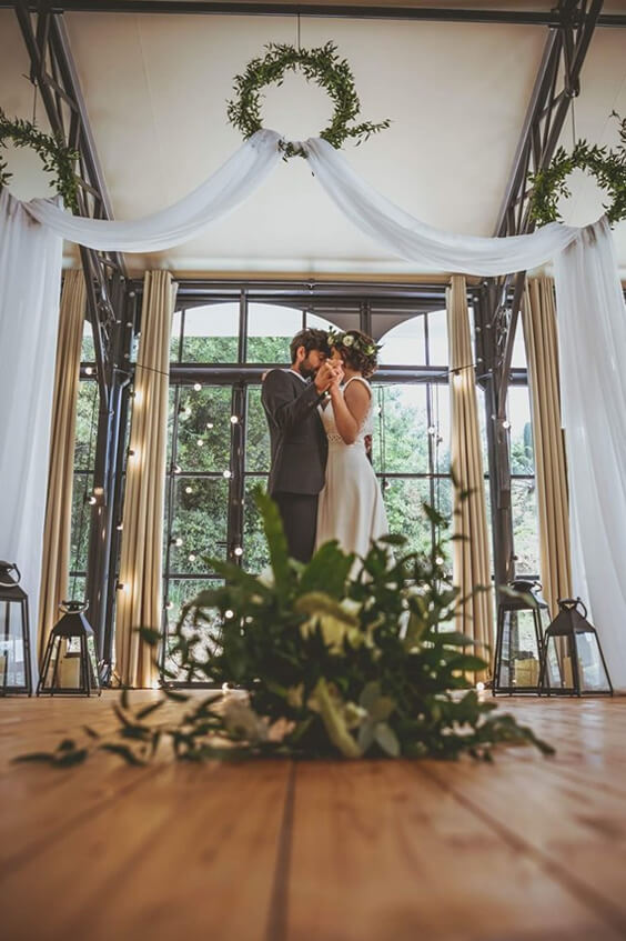 Bouquet de mariage devant des mariés