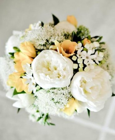 Bouquet de fleurs blanches et jaunes